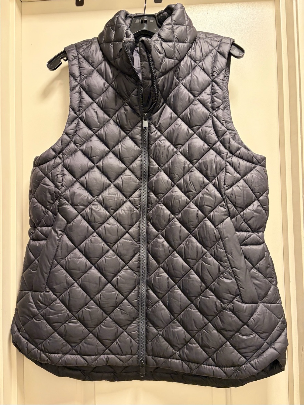 Athleta Quilted Puffer Vest Women’s Large Black Zip Lightweight Athletic Hiking